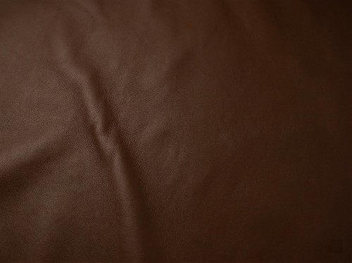 深棕褐色